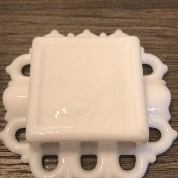 Westmoreland vintage grape pattern drinking glass and two unmarked ashtrays - Picture 11 of 11